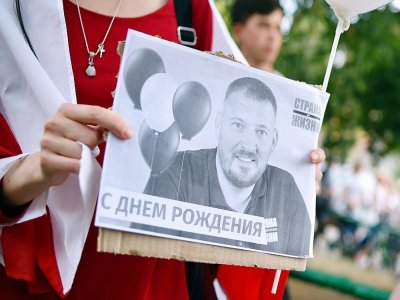 Des partisans de l'opposition manifestent devant le centre de détention à Minsk où se trouverait Sergueï Tikhanovski pour lui souhaiter un bon 42e aniversaire, le 18 août 2020 - Sergei GAPON [AFP]