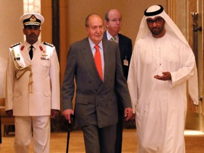 Juan Carlos, alors roi d'Espagne, accueilli à Abou Dhabi le 14 avril 2014 - Karim SAHIB [AFP/Archives]