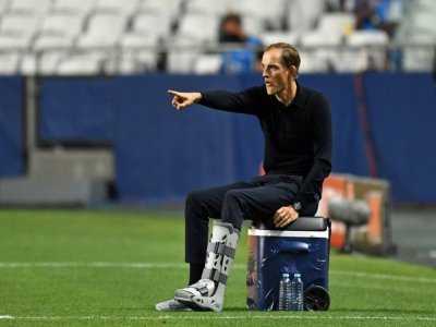 L'entraîneur parisien Thomas Tuchel replace ses joueurs opposés au RB Leipzig en demi-finale de la Ligue des champions à Lisbonne, le 18 août 2020 - David Ramos [POOL/AFP]