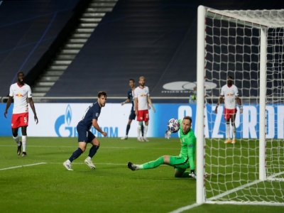 Le défenseur parisien Juan Bernat parachève le succès du PSG 3-0 contre Le RB Leipzig du gardien Peter Gulacsi au stade de la Luz, le 18 août 2020 - Manu Fernandez [POOL/AFP]