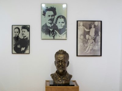 Des photos et le buste de Léon Trotsky dans sa maison de Coyocan, transformée en musée, le 10 août 2020 à Mexico - CLAUDIO CRUZ [AFP]