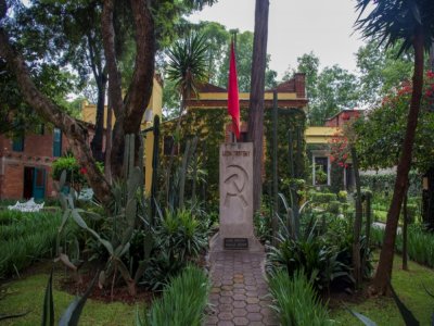 La tombe de Léon Trotsky dans le jardin de sa maison de Coyocan, transformée en musée, le 10 août 2020 à Mexico - CLAUDIO CRUZ [AFP]