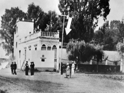 La maison de Léon Trotski à Mexico, deux jours après une tentative d'assassinat, le 26 mai 1940 (la flèche montre l'endroit où les assaillants ont escaladé le mur) - ACME [AFP/Archives]