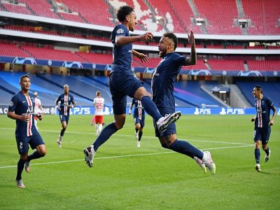 Les Brésiliens Marquinhos et Neymar exultent après l'ouverture du score par le premier contre Leipzig en demi-finale de la C1 à Lisbonne, le 18 août 2020 - David Ramos [POOL/AFP]