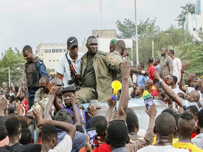 Des soldats et des policiers maliens acclamés par la foule à leur arrivée dans le centre de Bamako, le 18 août 2020 - STRINGER [AFP]