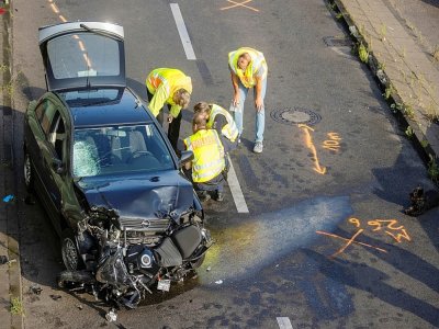 Des policiers et des experts légistes inspectent un véhicule après qu'un homme a provoqué des accidents sur l'autoroute A100 à Berlin, dans un acte "islamiste" - Odd ANDERSEN [AFP]