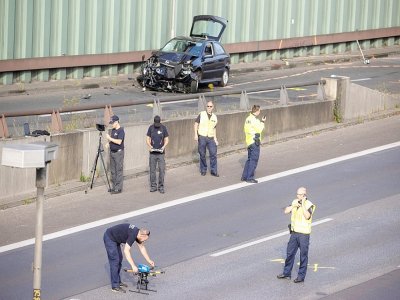 Des policiers près d'un véhicule après qu'un homme a provoqué des accidents sur l'autoroute A100 à Berlin, dans un acte "islamiste" - Odd ANDERSEN [AFP]