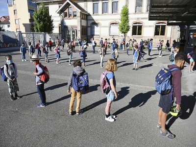 Au printemps 2020 la distanciation physique était l'une des clés du retour à l'école - FREDERICK FLORIN [AFP/Archives]