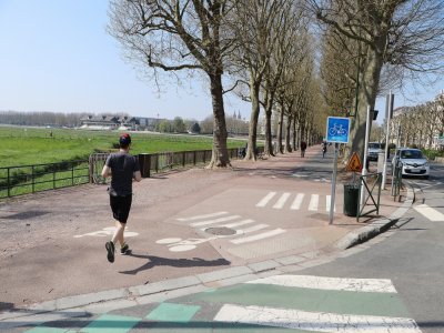 Quelques joggeurs profitent de la Prairie à Caen, quand bien même une partie est fermée, celle du Cour Koenig.