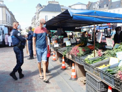 Les policiers veillaient au respect du port du masque sur le marché de Cherbourg-en-Cotentin, place de Gaulle, ce jeudi 20 août. Ils étaient globalement très satisfaits du respect des consignes sanitaires sur le terrain. 