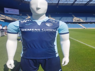 En tant que sponsor principal, Siemens Gamesa est donc bien placé sur le maillot des Ciel et Marine.