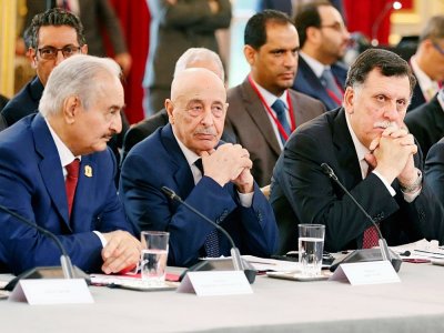 Dans cette photo prise le 29 mai 2018 (G à D) l'homme fort de l'est libyen Khalifa Haftar, le chef du Parlement élu Aguila Saleh, et le chef du Gouvernement d'union nationale Fayez al-Sarraj, participent à Paris à une conférence sur la Libye. - Etienne LAURENT [POOL/AFP/Archives]