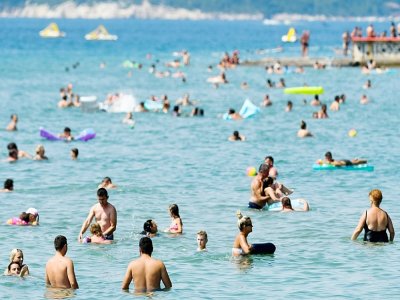 Des baigneurs profitent de la plage de Crikvenica en Croatie, le 13 août 2020 - DENIS LOVROVIC [AFP/Archives]