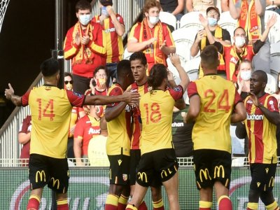 Les joueurs de Lens se congratulent après un but contre Dijon, lors d'un match amical à Bollaert le 15 août 2020 - FRANCOIS LO PRESTI [AFP/Archives]
