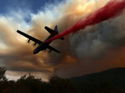 Un avion déverse une substance de nature à retarder la progession du feu - JUSTIN SULLIVAN [GETTY IMAGES NORTH AMERICA/AFP]