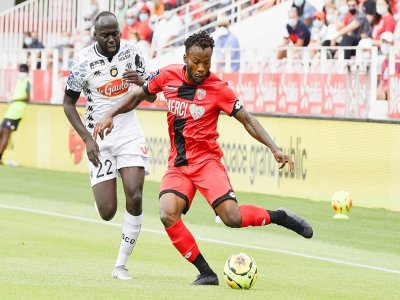 Le milieu d'Angers Casimir Ninga (g) derrière le défenseur de Dijon Glody Ngonda, le 22 août 2020 à Dijon - PHILIPPE DESMAZES [AFP]