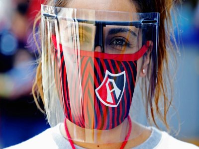 Une supporter de l'équipe de foot Atlas porte un double-masque avant le début d'un match au Mexique à Guadalajara, le 22 août 2020 - Ulises Ruiz [AFP]