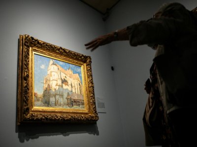 Le tableau "L'église de Moret" d'Alfred Sisley, issu de la collection de l'industriel François Depeaux, est exposé au musée des Beaux-arts (MBA) de Rouen le 22 août 2020 - LOU BENOIST [AFP]