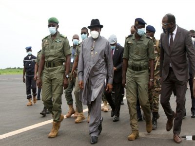 L'ancien président nigérian Goodluck Jonathan (2e g), chef de la délégation ouest-africaine envoyée au Mali, à l'aéroport de Bamako, le 22 août 2020 - ANNIE RISEMBERG [AFP]