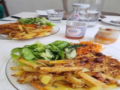 Un clafoutis à l'okara, accompagné de salade verte, carottes rappées et frites fraîches.