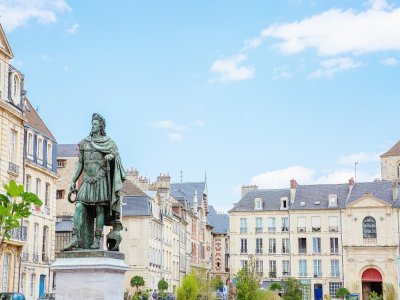 Faites équipe avec Guillaume le Conquérant pour résoudre le mystère. - Caen la mer Tourisme / Les Conteurs