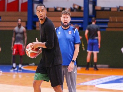 Florian Thibedore, sous la garde rapprochée de son coach Fabrice Courcier, a retrouvé le Palais des Sports et ses camarades du CBC la semaine dernière. - Caen Basket Calvados