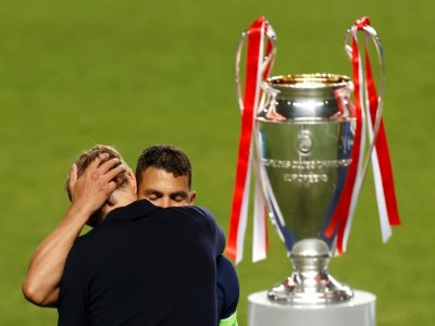 L'accolade entre Thomas Tuchel avec Thiago Silva, inconsolable, après leur défaite face au Bayern Munich en finale de la C1 à Lisbonne, le 23 août 2020 - MATTHEW CHILDS [POOL/AFP]