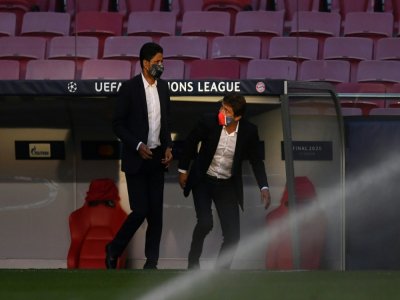 Le président du PSG Nasser Al-Khelaïfi et le directeur sportif Leonardo échangent alors que l'équipe prépare la finale à Lisbonne, le 22 août 2020 - David Ramos [POOL/AFP/Archives]