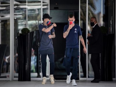 Les Parisiens Neymar et Marco Verratti à la sortie de l'hôtel du club à Lisbonne, avant leur départ pour Paris, le 24 août 2020 - CARLOS COSTA [AFP]