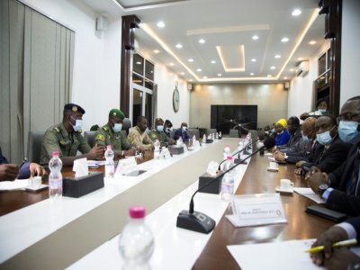 La junte qui a pris le pouvoir le 18 août au Mali et la délégation de la Cédéao à la table des négociations le 22 août 2020 à Bamako - ANNIE RISEMBERG [AFP]