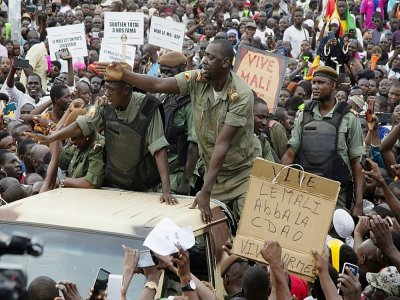 Des manifestants acclament des militaires putschistes, le 21 août à Bamako - ANNIE RISEMBERG [AFP]