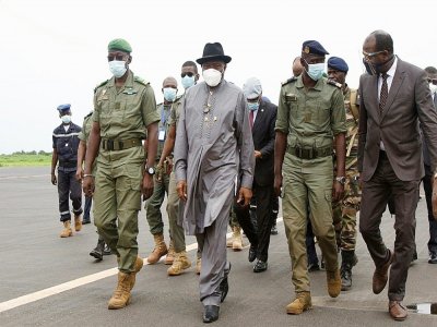 L'ancien président nigérian Goodluck (2G) à son arrivée à l'aéroport international de Bamako le 22 août 2020 - ANNIE RISEMBERG [AFP]