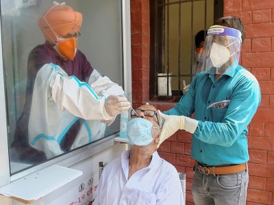Les autorités sanitaires recueillent un échantillon d'écouvillon nasal d'un indien dans un hôpital civil à Amritsar le 24 août 2020 - NARINDER NANU [AFP]