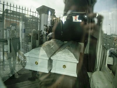 Des cercueils contenant les corps de deux victimes d'une bousculade mortelle à Lima sont transportés le 24 août 2020 - Ernesto BENAVIDES [AFP]