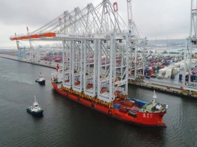 Quatre portiques géants ont été livrés vendredi 14 août au port du Havre.
Ils permettront de décharger les plus grands porte-conteneurs du monde. - HAROPA
