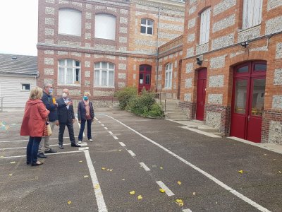 A l'école du Port de Fécamp, les menuiseries, ici en rouge, ont été refaites cet été. L'éclairage a également été revu. Ce qui a fait l'objet d'une visite, le mardi 25 août, réunissant élus et techniciens.