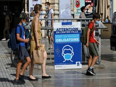 Une affiche indiquant que le port du masque est obligatoire dans le centre-ville, le 25 août 2020 à Montpellier - Pascal GUYOT [AFP]