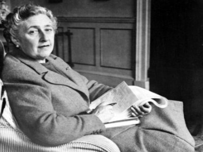 Agatha Christie pose chez elle, dans le Devonshire, en 1946 - [PLANET NEWS LTD/AFP/Archives]