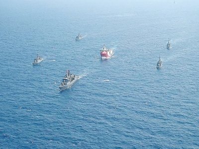 Photo distribuée par la marine turque, du naire de recherches sismiques Oruc Reis escorté de navire de guerre turcs, au large d'Antalya, le 10 août 2020. - - [TURKISH DEFENCE MINISTRY/AFP]