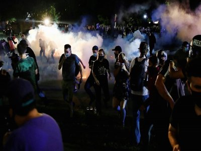 La police lance du gaz lacrymogène pour éloigner les manifestants à Kenosha, dans le Wisconsin, le 25 août 2020 - KAMIL KRZACZYNSKI [AFP]