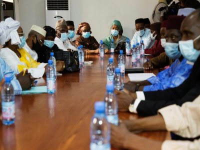 Une délégation du mouvement de contestation qui a mobilisé pendant des semaines contre le président malien Ibrahim Boubacar Keïta, avant une rencontre avec la junte au pouvoir, le 26 août 2020 à Bamako. - ANNIE RISEMBERG [AFP]