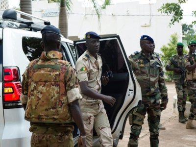 Le porte-parole de la junte au pouvoir au Mali, le clonel-major Ismaël Wague, avant une réunion avec le mouvement de contestation au président  Ibrahim Boubacar Keïta, le 26 août 2020. - ANNIE RISEMBERG [AFP]
