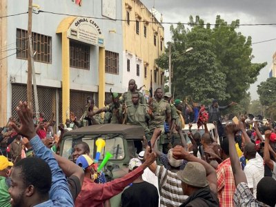 La foule acclame des militaires maliens qui viennent de renverser le président Ibrahim Boubacar Keïta, le 18 août 2020 à Bamako. - MALIK KONATE [AFP/Archives]
