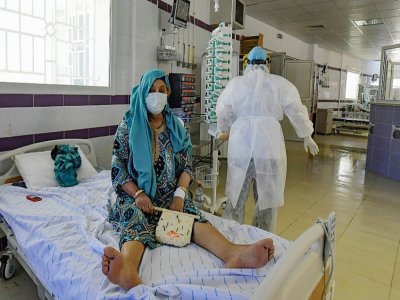 Une femme malade du Covid-19 est hospitalisée à Gabes en Tunisie le 26 août 2020 - FETHI BELAID [AFP]