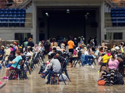 Des gens attendent dans une salle de sport avant d'être évacués, le 25 août 2020 à Lake Charles, en Louisiane - Andrew CABALLERO-REYNOLDS [AFP]
