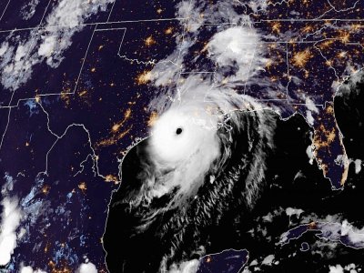 Image satellite de l'ouragan Laura à l'approche des côtes de Louisiane et du Texas, le 27 août 2020 à 2H20 GMT - - [RAMMB/NOAA/NESDIS/AFP]