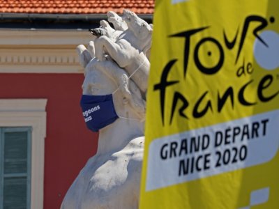 Le logo du Tour de France à côté d'une statue masquée  à Nice, ville départ de l'édition 2020, le 26 août 2020 - Kenzo Tribouillard [AFP/Archives]