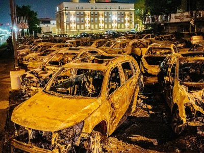 Des voitures brûlées en marge des manifestations à Kenosha (Wisconsin), le 26 août 2020 - Kerem Yucel [AFP]