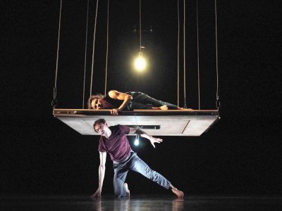 Les jeunes artistes Emma Verbèke et Corentin Diana, accompagnés de Mathurin Bolze, composent un duo acrobatique aussi technique que poétique. - Pierre Planchenault