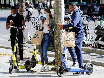 Des jeunes Parisiens sur les Champs Elysées, le 27 août 2020 - Ludovic MARIN [AFP]